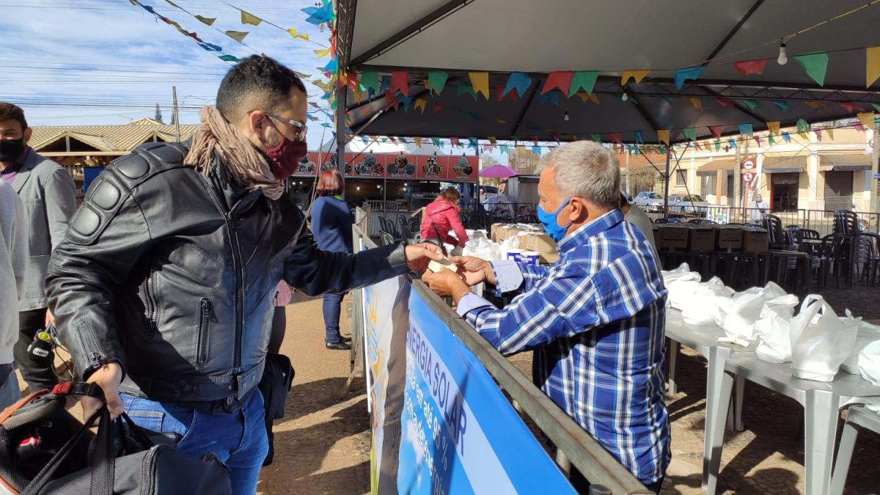 Foto 4 de 12 — Dia de Santo Antônio: Celebrações, distribuição de pães e venda de bolos marcam a data em Araraquara